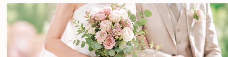 結婚式のブーケを手にするカップルのイメージ写真